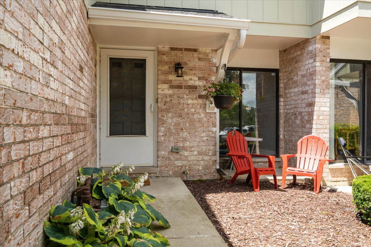 1015 Heathrow Court Wheaton, IL 60189 - Photo 3 of 18 a view of a porch with seating space