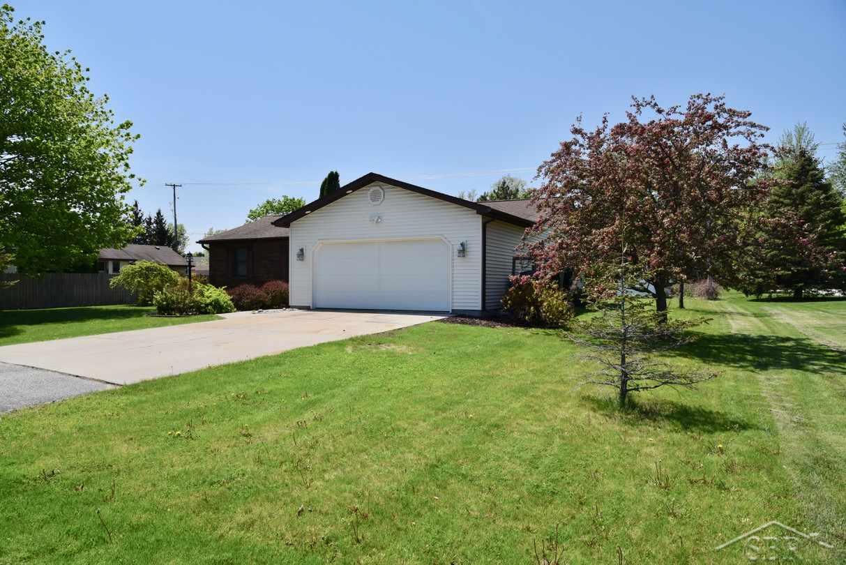 8265 North River Road Freeland, MI 48623 - Photo 1 of 25 31347974.JPG