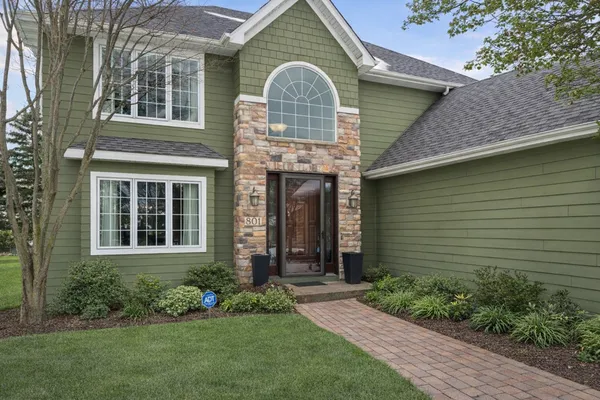 $800,000 | 801 Inter Laken, Victoria, MN 55386