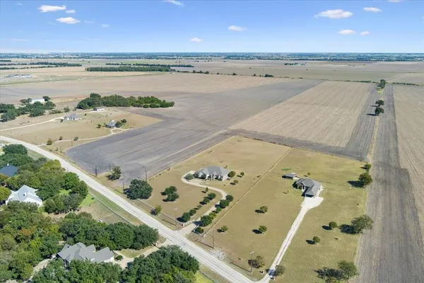 a view of a yard with an empty space