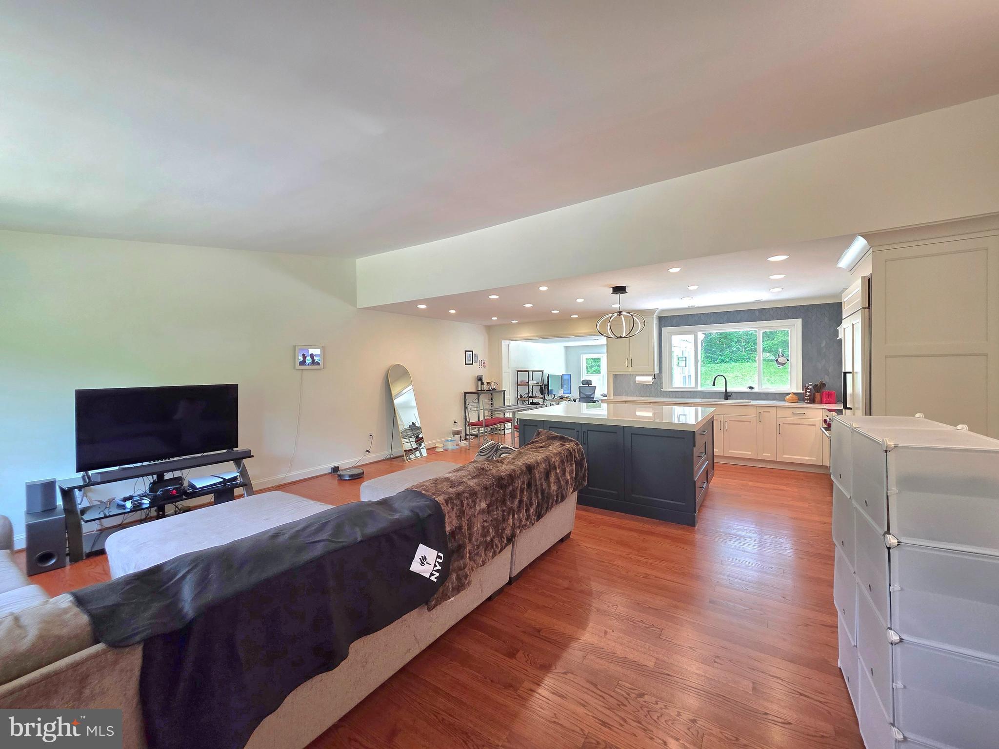8300 Beech Tree Road Bethesda, MD 20817 - Photo 4 of 34