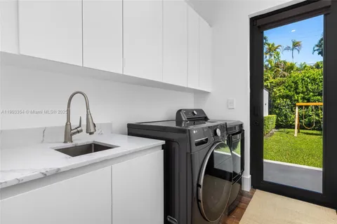 a view of a house with backyard and trees