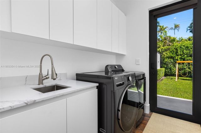 a view of a house with backyard and trees