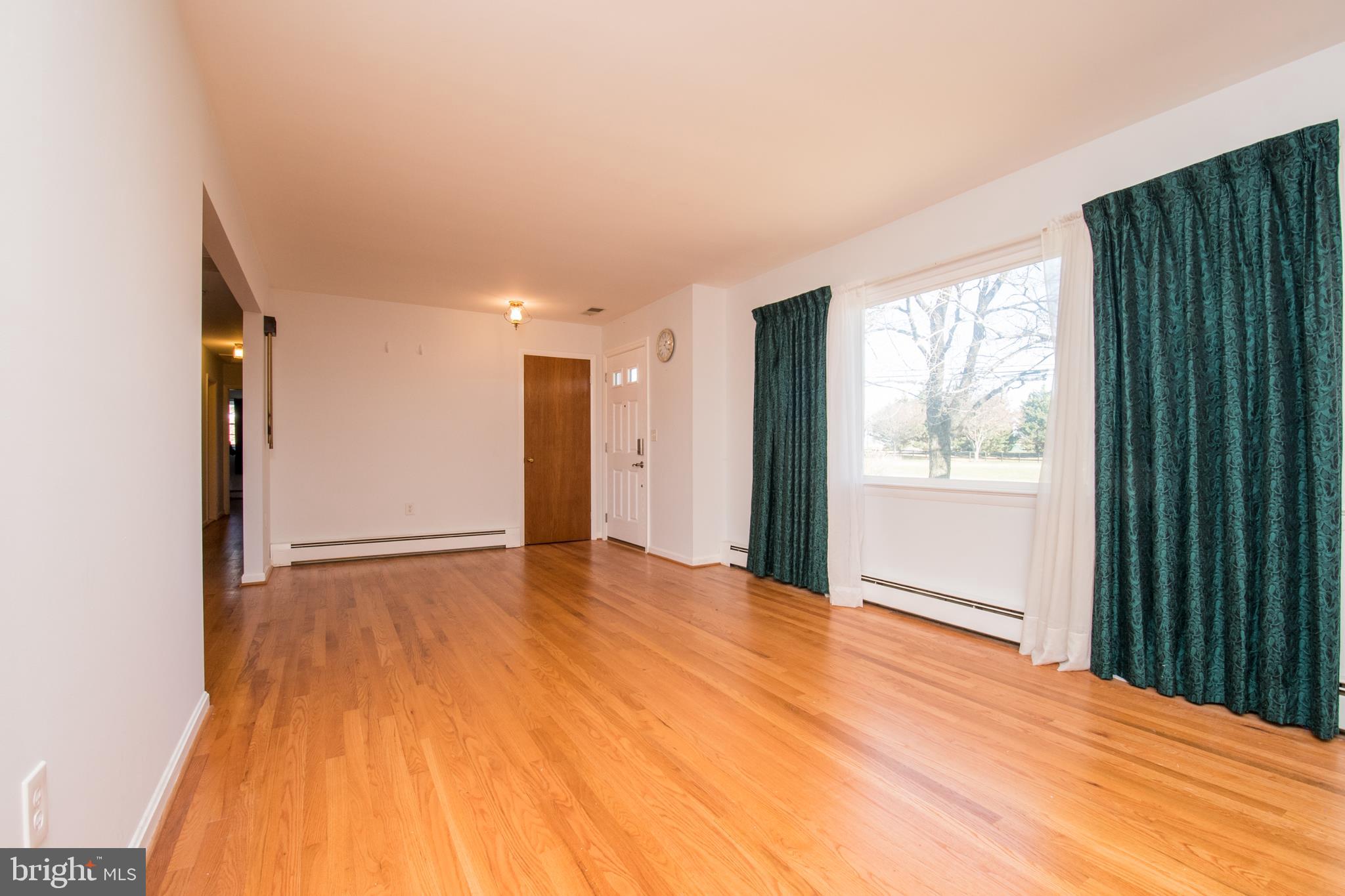 507 Evergreen Mills Road Leesburg, VA 20175 - Photo 8 of 43 Living Room