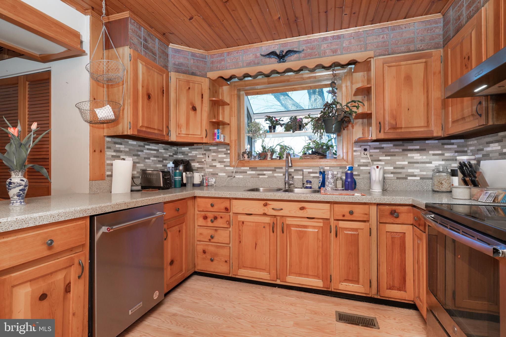 20 Cromby Road Phoenixville, PA 19460 - Photo 13 of 33 Solid Wood Cabinets
