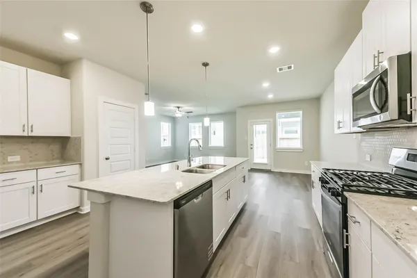 $2,650 | 583 Avisa Drive, Kemah, TX 77565