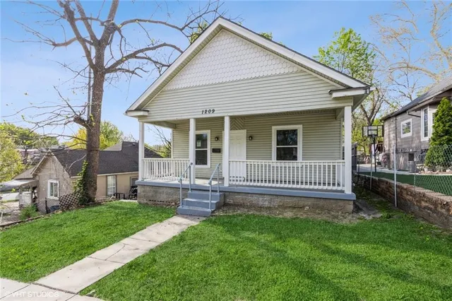 $130,000 | 1209 Lowell Avenue, Kansas City, KS 66102