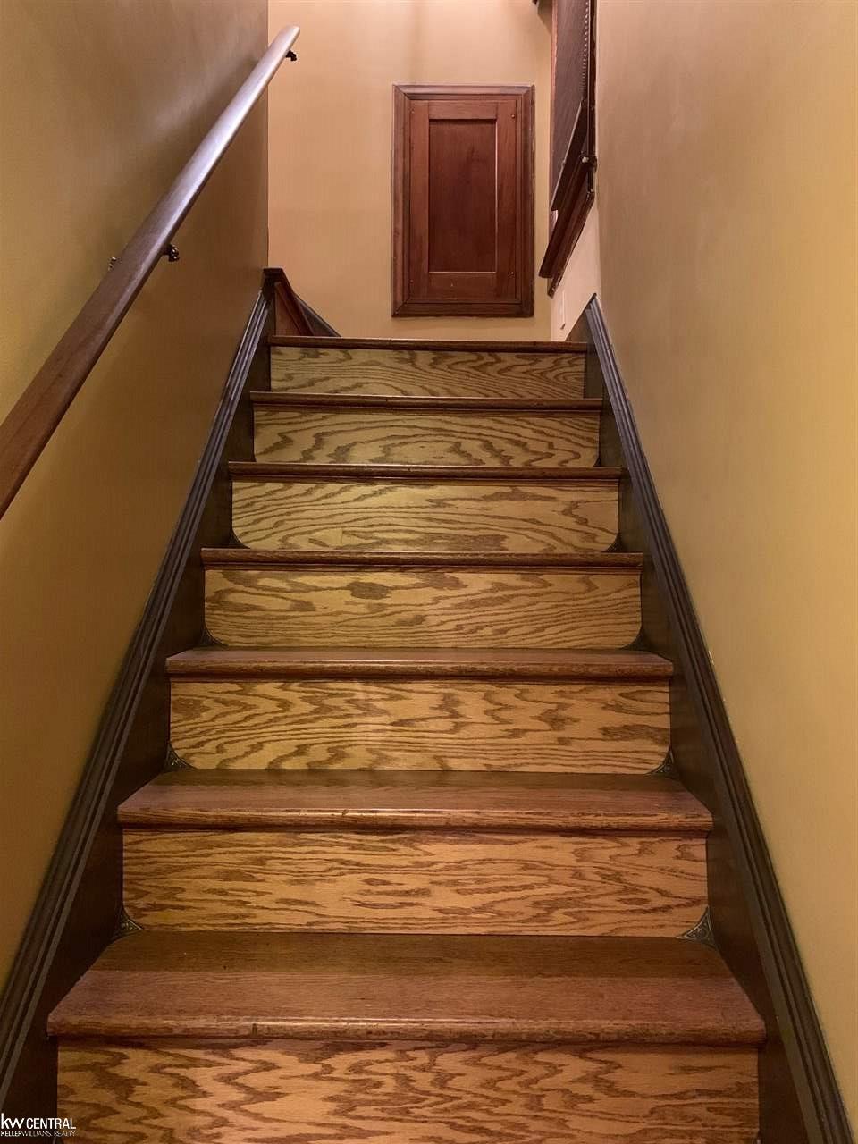 428 Cloverly Road Grosse Pointe, MI 48236 - Photo 34 of 51 Brass Stair Dust Corners