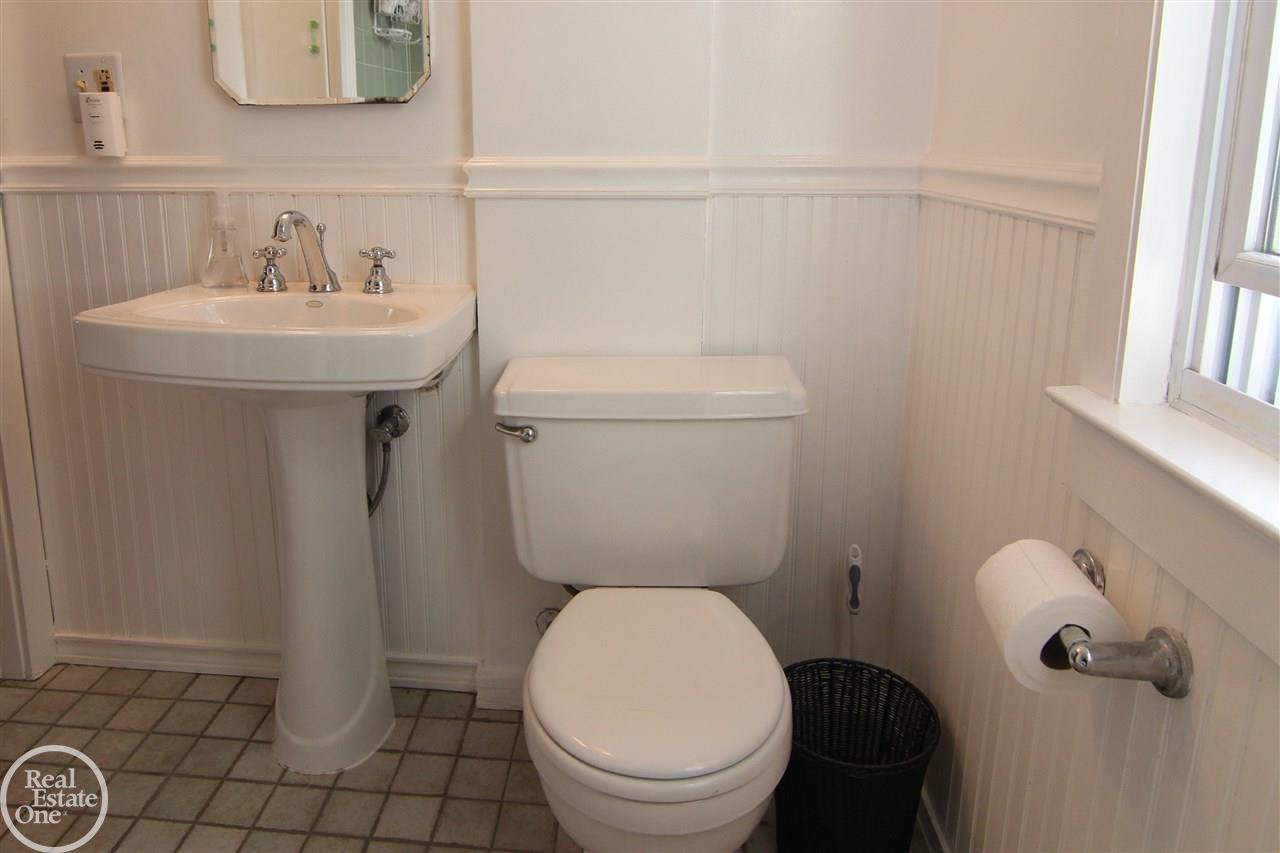 423 Stratford Road Ferndale, MI 48220 - Photo 20 of 24 50006968-19.JPG