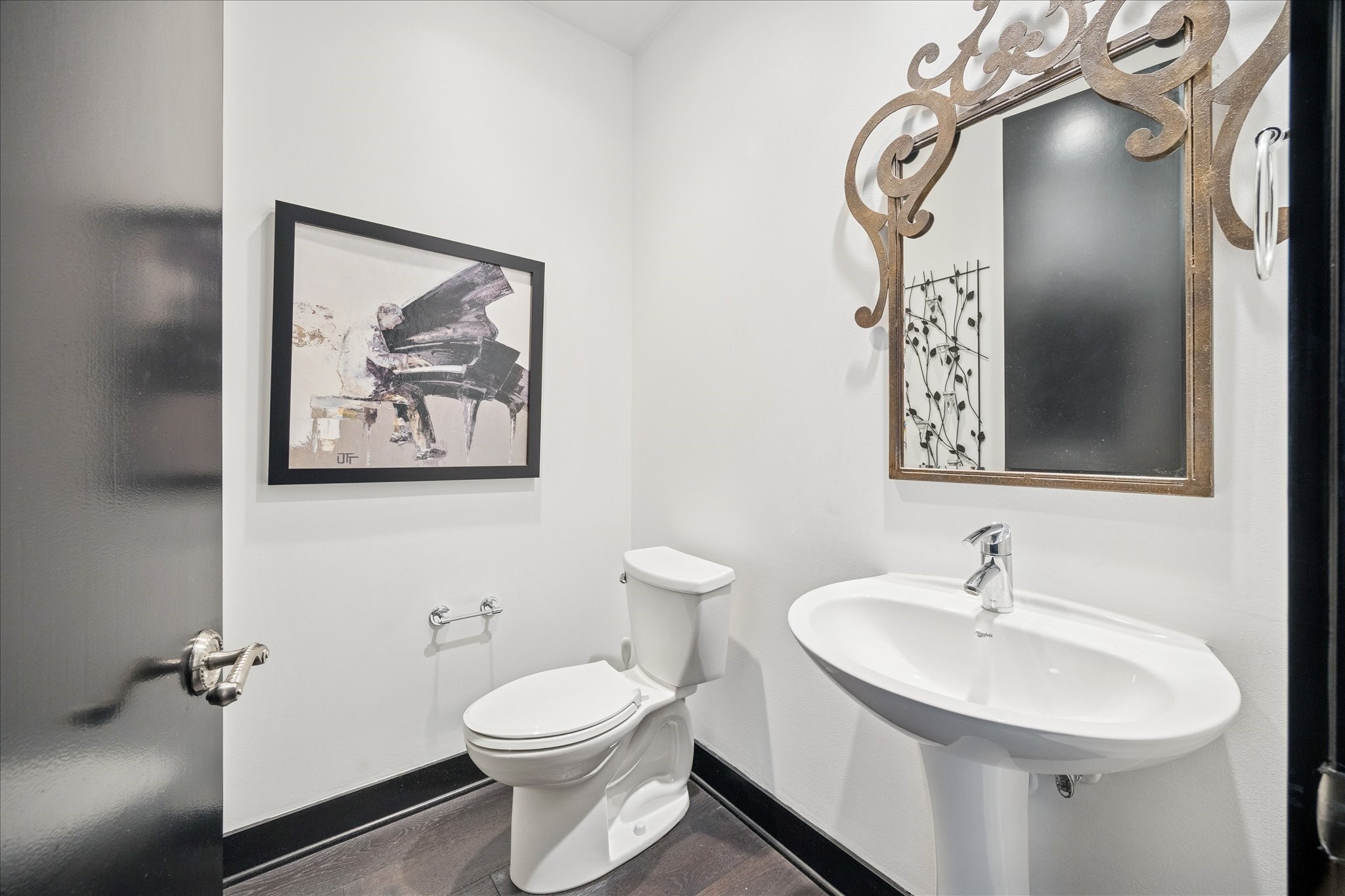 1600 Post Oak Boulevard, Unit 1007 Houston, TX 77056 - Photo 13 of 14 a bathroom with a toilet a sink and mirror