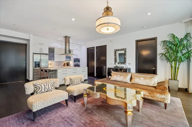 $489,000 | 1600 Post Oak Boulevard, Unit 1007, Houston, TX 77056