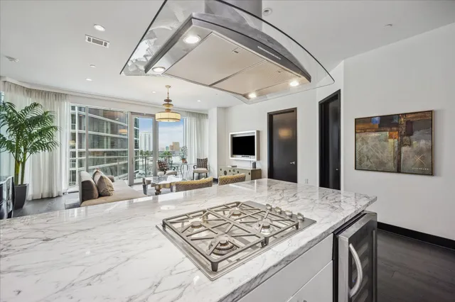 $489,000 | 1600 Post Oak Boulevard, Unit 1007, Houston, TX 77056