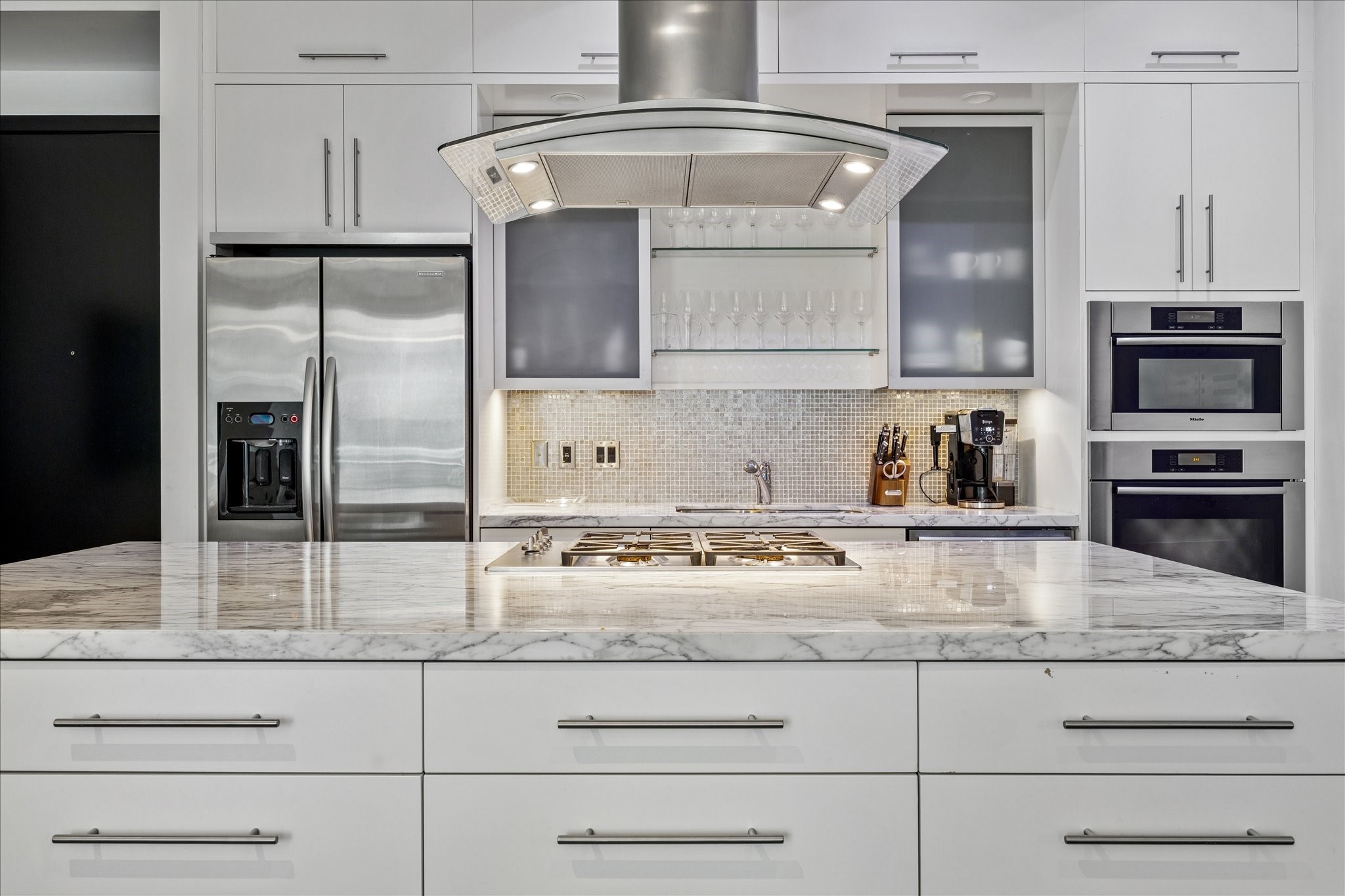 1600 Post Oak Boulevard, Unit 1007 Houston, TX 77056 - Photo 7 of 14 a kitchen with granite countertop a refrigerator and a sink