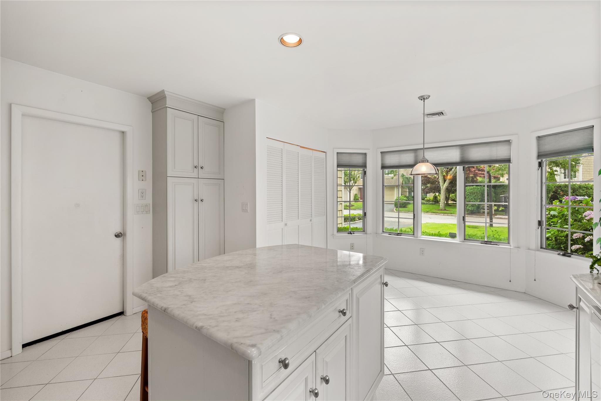 34 Cedar Ridge Lane Bay Shore, NY 11706 - Photo 5 of 27