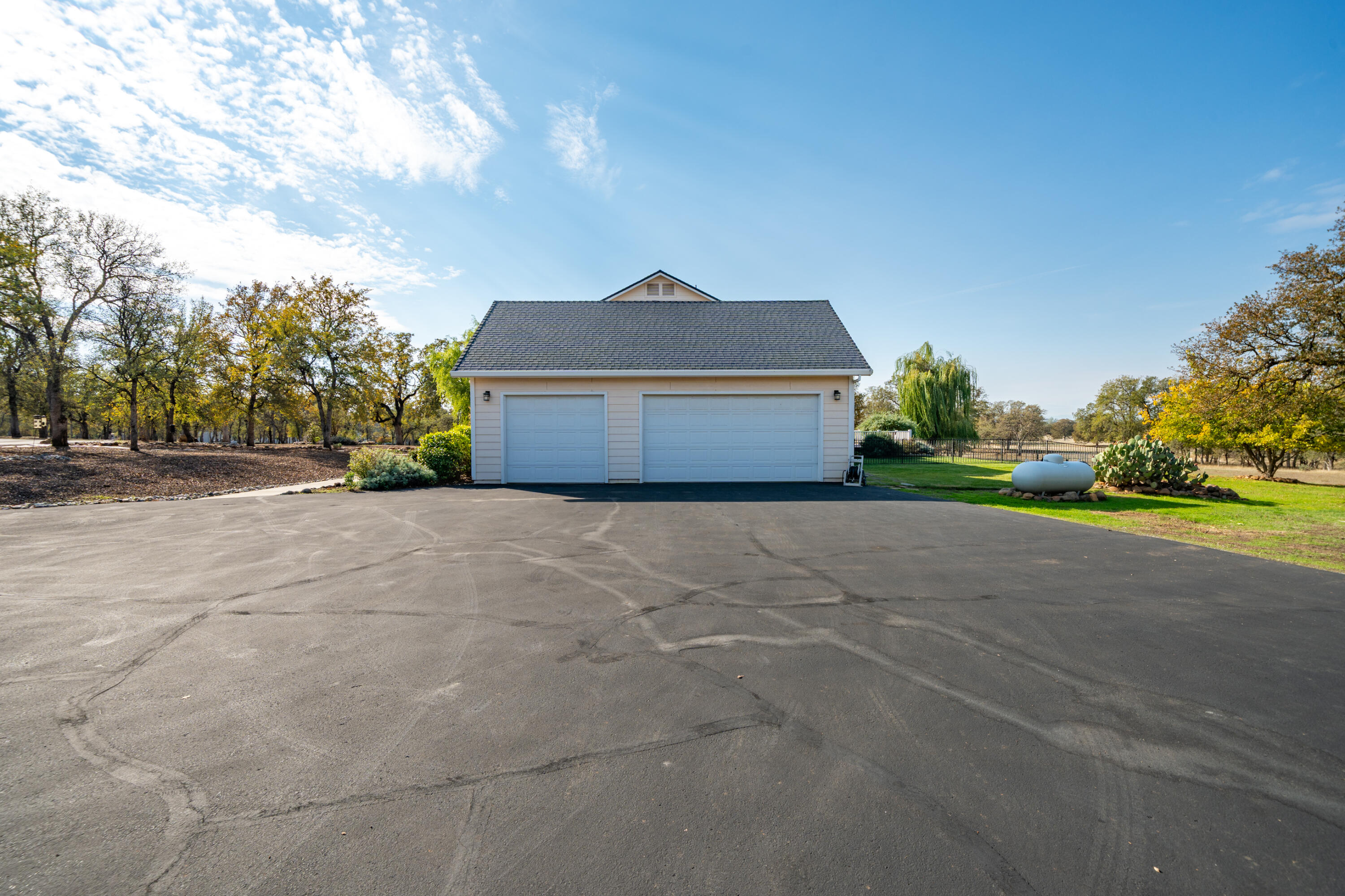 8180 Whispering Oaks Road Redding, CA 96002 - Photo 74 of 100 ASPHALT SEALED RECENTLY