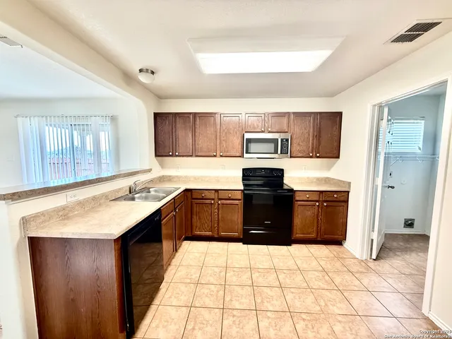 $1,900 | 25259 Cambridge Well, San Antonio, TX 78261