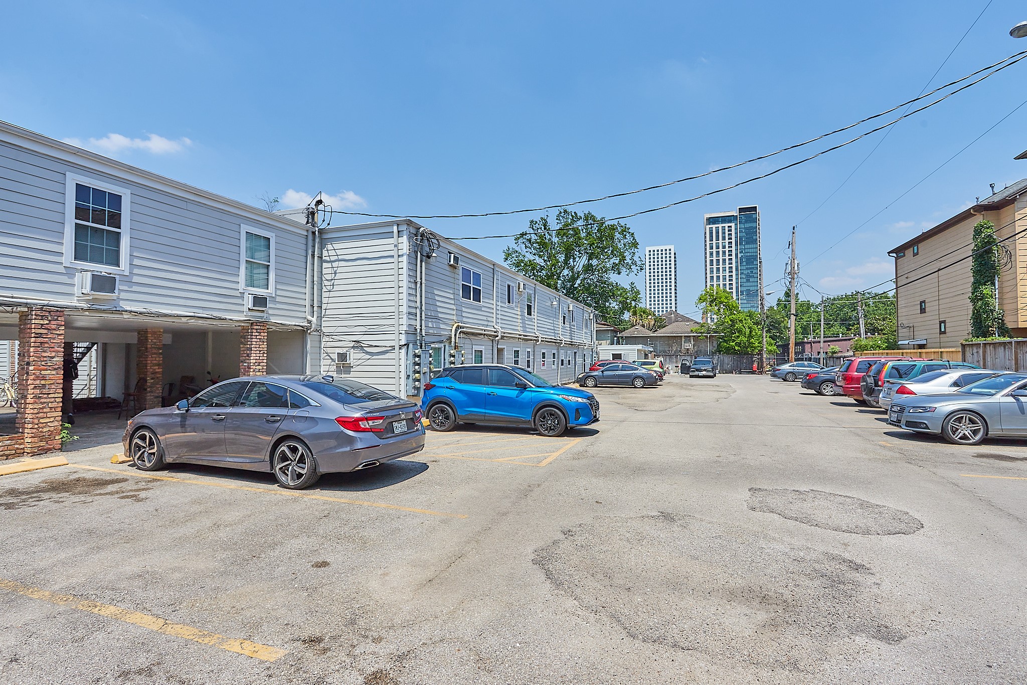 1419 Hawthorne Street, Unit 9 Houston, TX 77006 - Photo 21 of 24 a car parked in front of a building