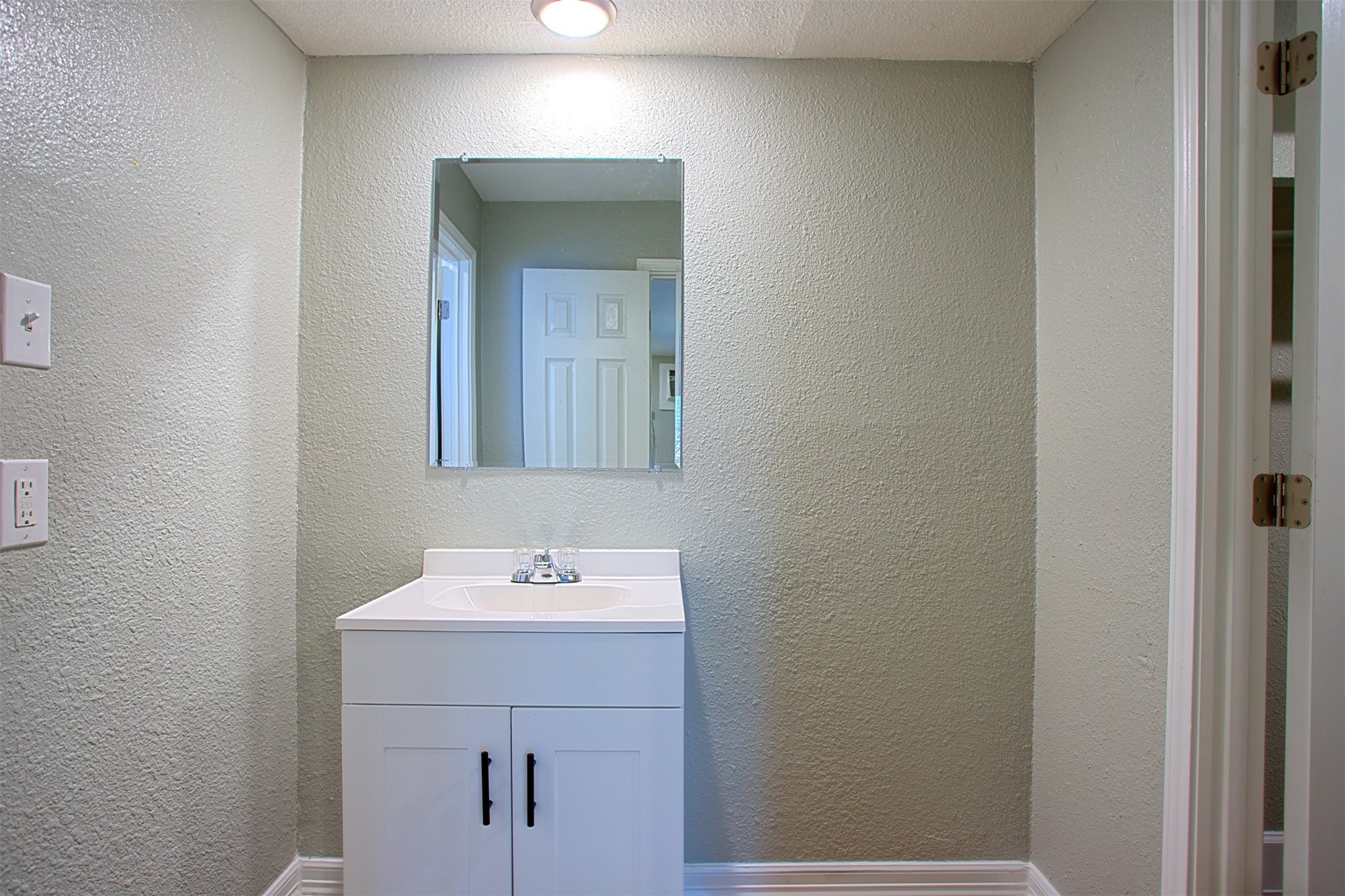1419 Hawthorne Street, Unit 9 Houston, TX 77006 - Photo 10 of 24 a bathroom with a sink and a mirror