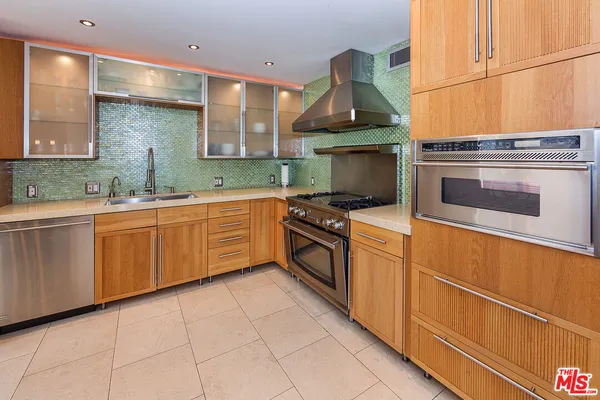 $5,000 | 1037 North Vista Street, Unit 301, Los Angeles, CA 90046