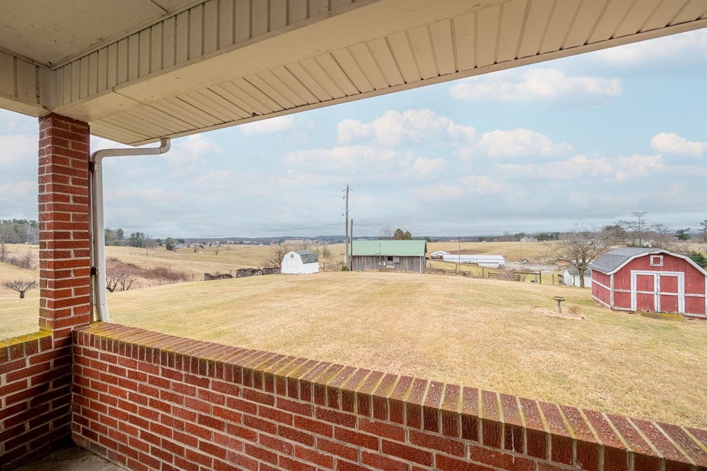 5676 Alum Spring Road Pulaski, VA 24301 - Photo 4 of 46 Gallery Image 4
