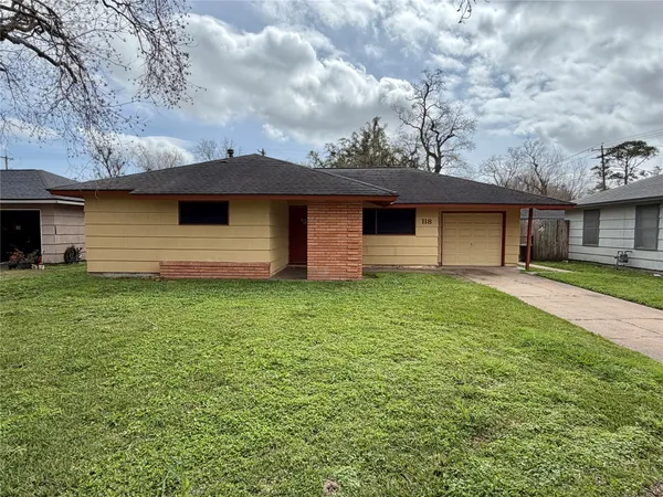$1,700 | 118 Poinsettia Street, Lake Jackson, TX 77566