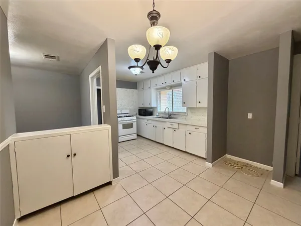 $1,700 | 118 Poinsettia Street, Lake Jackson, TX 77566