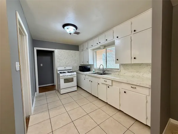 $1,700 | 118 Poinsettia Street, Lake Jackson, TX 77566
