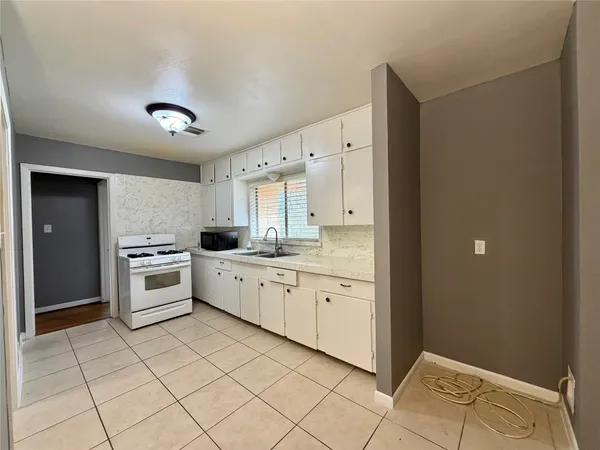 $1,700 | 118 Poinsettia Street, Lake Jackson, TX 77566
