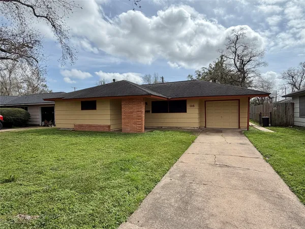 $1,700 | 118 Poinsettia Street, Lake Jackson, TX 77566