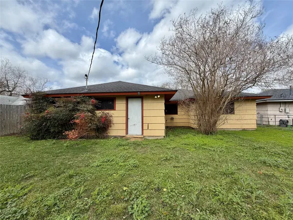 $1,700 | 118 Poinsettia Street, Lake Jackson, TX 77566