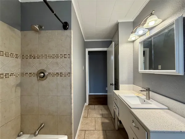 $1,700 | 118 Poinsettia Street, Lake Jackson, TX 77566