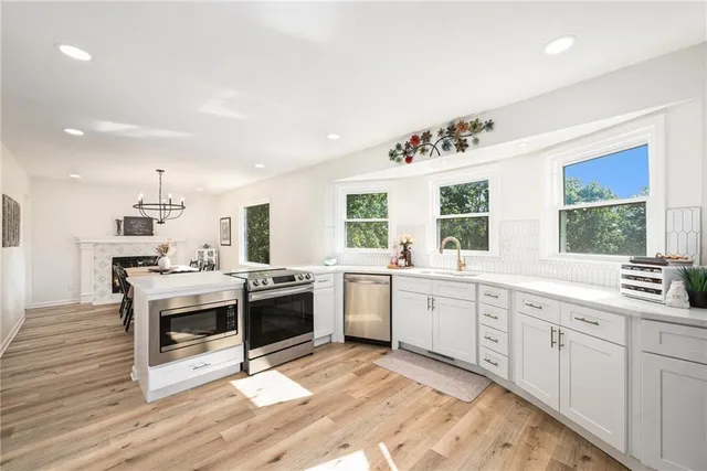 $529,900 | 12020 North Windbrook Court, Parkville, MO 64152