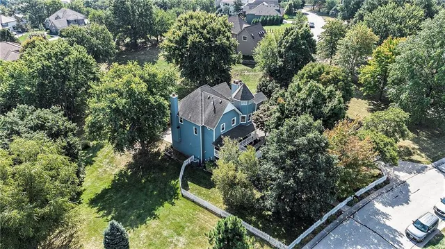 $529,900 | 12020 North Windbrook Court, Parkville, MO 64152