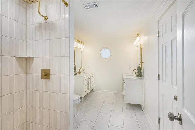 $529,900 | 12020 North Windbrook Court, Parkville, MO 64152