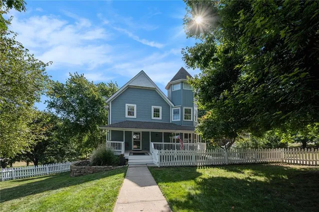 $529,900 | 12020 North Windbrook Court, Parkville, MO 64152