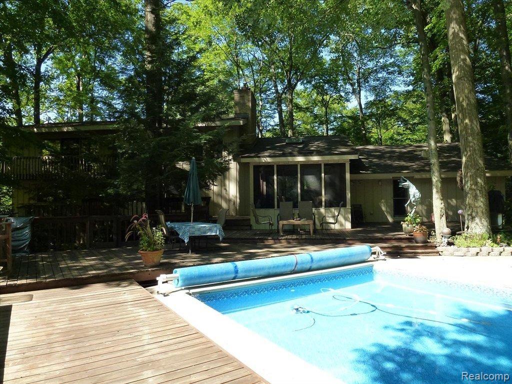 34055 Quaker Valley Road Farmington, MI 48331 - Photo 22 of 25 Pool, Deck & Porch