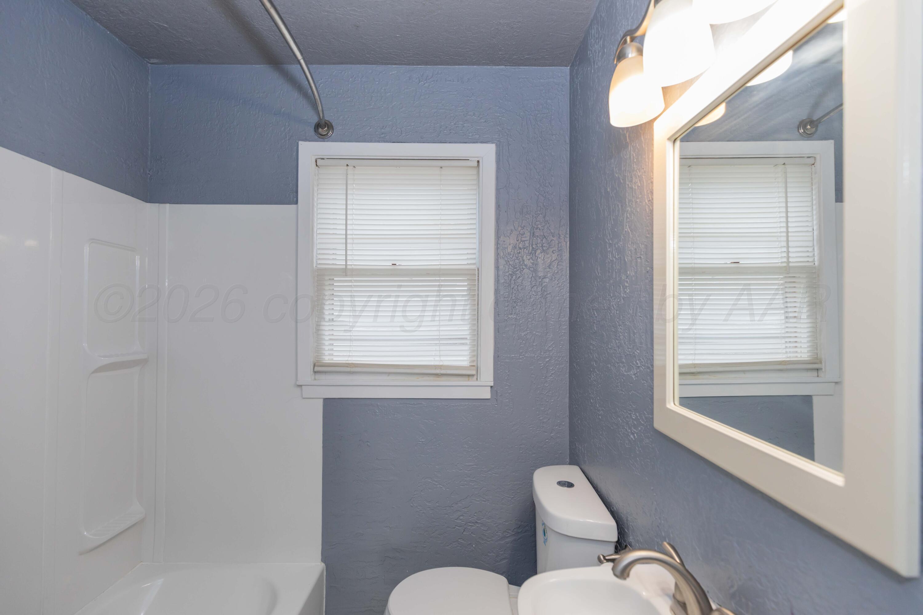 4110 South Lipscomb Street Amarillo, TX 79110 - Photo 21 of 36 BATHROOM 2 VIEW 1