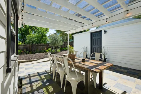 $880,000 | 301 Powell Avenue, Unit A, Healdsburg, CA 95448