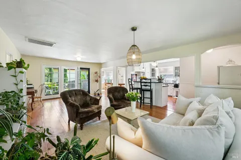 $880,000 | 301 Powell Avenue, Unit A, Healdsburg, CA 95448