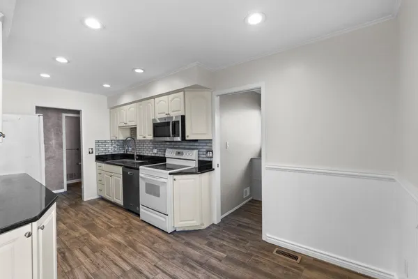 $379,900 | 5327 Fairway Court, West Bloomfield, MI 48323