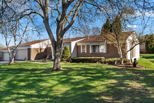$379,900 | 5327 Fairway Court, West Bloomfield, MI 48323
