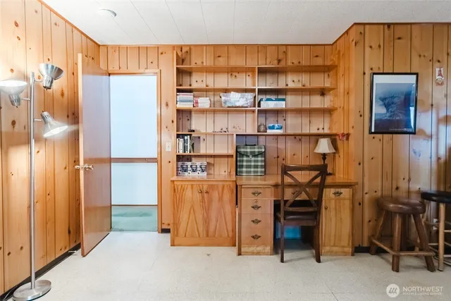 a view of walk in closet