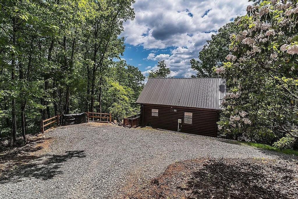 137 Ascherman Court Blue Ridge, GA 30513 - Photo 3 of 38