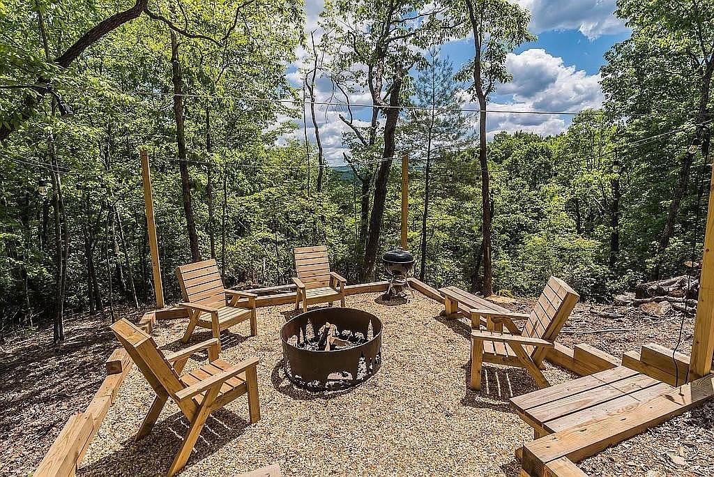 137 Ascherman Court Blue Ridge, GA 30513 - Photo 6 of 38