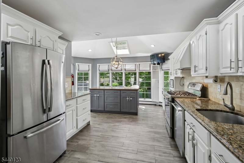 22 Woodhaven Road Parsippany, NJ 07054 - Photo 4 of 49