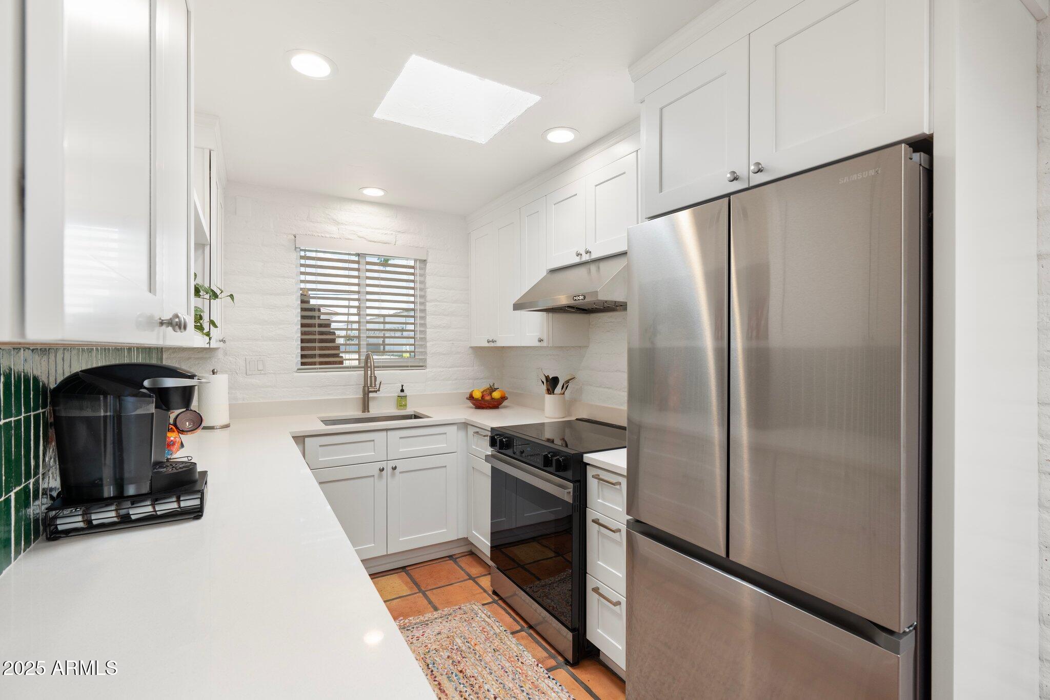 3036 North 32nd Street, Unit 303 Phoenix, AZ 85018 - Photo 8 of 33 large-019602df-4dc2-7062-956b-06da78ed2f