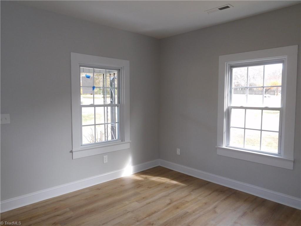 3830 Robinhood Road Winston-Salem, NC 27106 - Photo 5 of 30 LIVING ROOM. THIS HOME HAS A LOT OF NATURAL LIGHT.