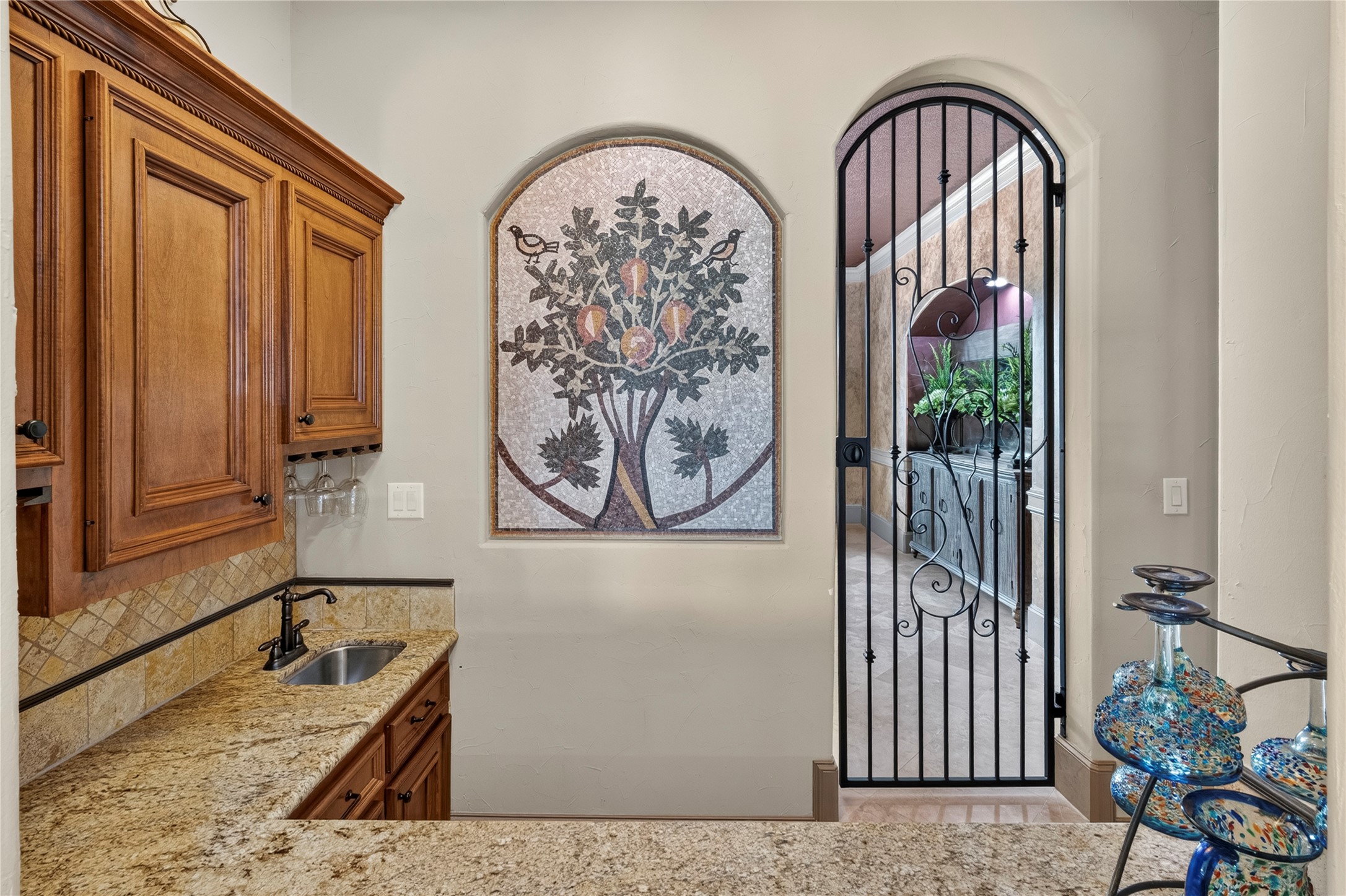 26 Post Shadow Estate Drive Spring, TX 77389 - Photo 22 of 49 The wetbar is nessled between the formal dining room and living room
