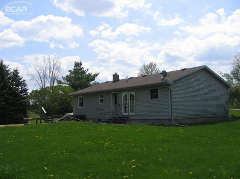 1501 East Bennington Road Owosso, MI 48867 - Photo 2 of 16 20426240-1.JPG
