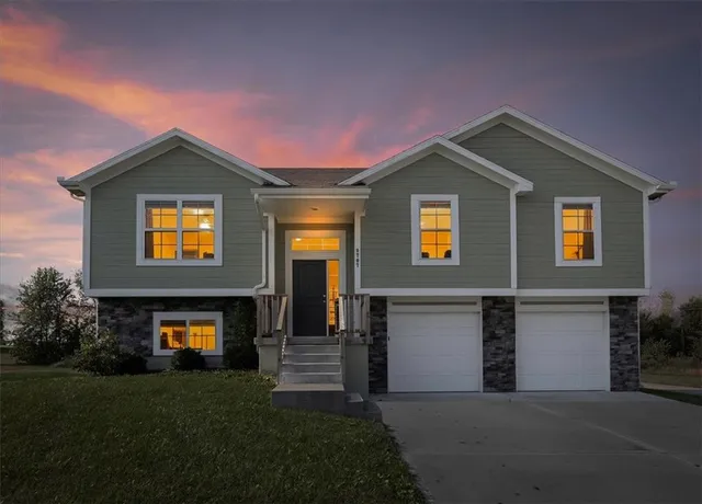 $325,000 | 9707 East 222nd Street, Peculiar, MO 64078